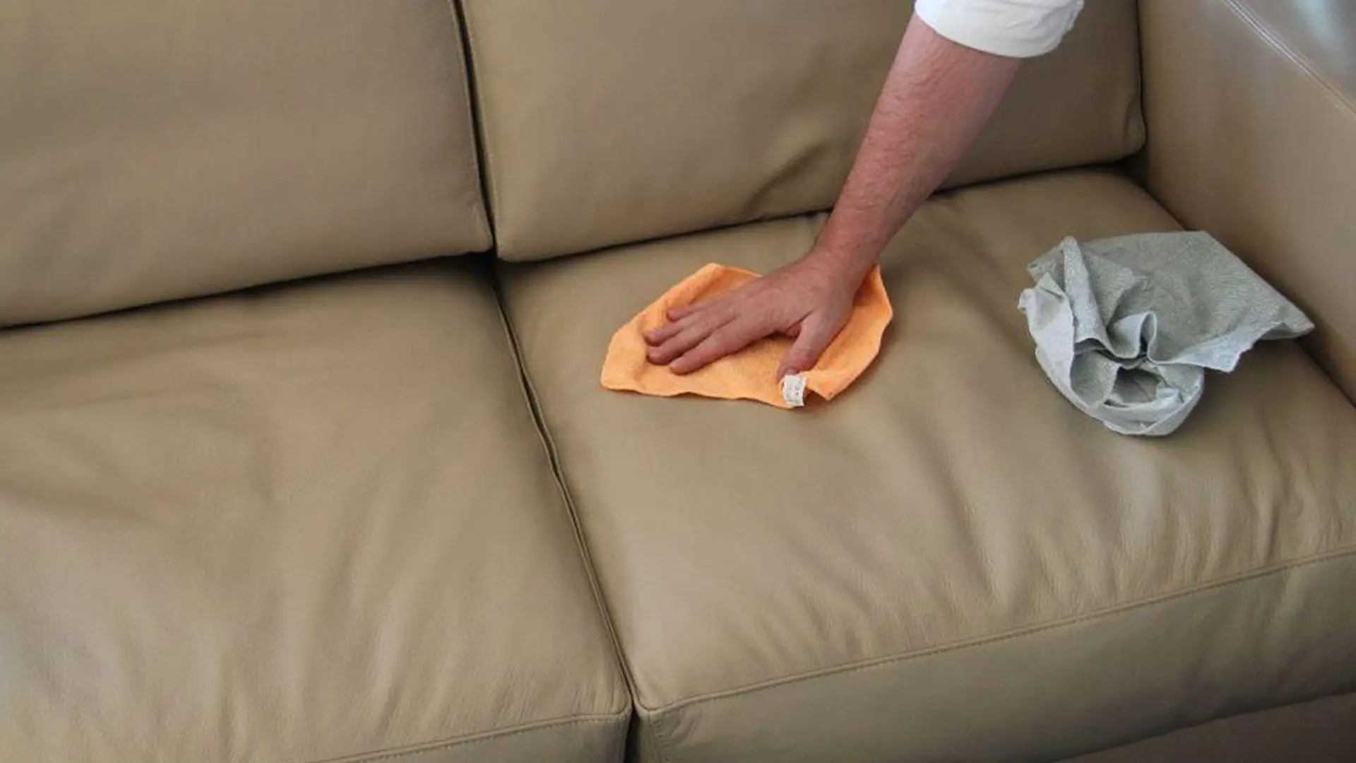 Non lavi mai il divano? Ecco ogni quanto dovresti farlo per eliminare acari e cattivi odori